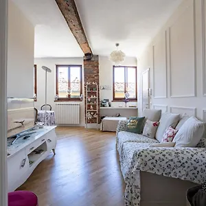 https://lucca-central-modern-apt-w-netflix-amazon-prime.it-tuscanyhotel.com